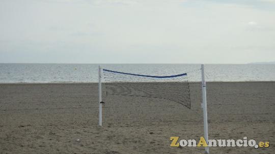CON DOS PISCINAS Y 100 METROS DE LA PLAYA, APARCAMIENTO.